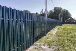 Забор из металлического штакетника с воротами в Плодовом