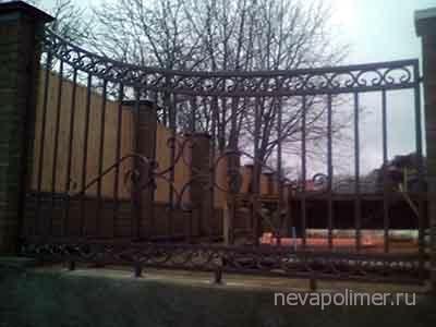 Забор кованый с кирпичными столбами в г. Валдай