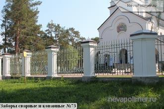 Кованый забор Свято-Троицкого (Морского) собора в поселке Усть-Луга
