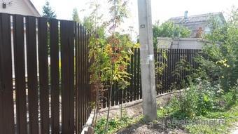 Забор из металлического штакетника в п. Репино