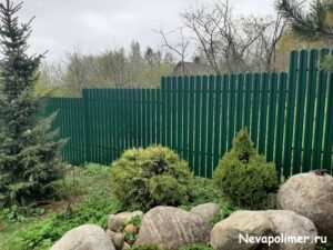 Забор из металлического штакетника в Вирки