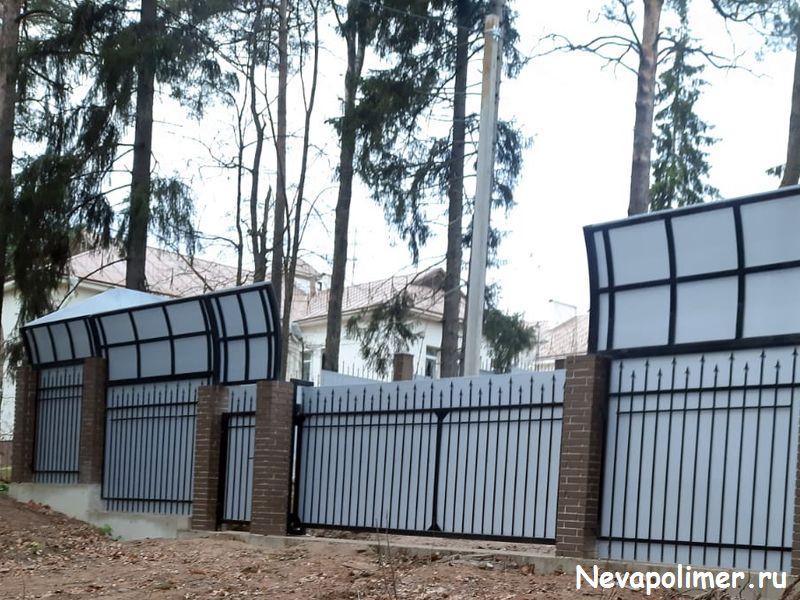 Сварной забор на ленточном фундаменте в Зеленогорске