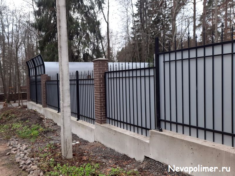 Сварной забор на ленточном фундаменте в Зеленогорске